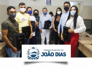 Leia mais sobre o artigo Câmara Municipal de João Dias/RN realiza a entrega de kits Carteira e Pasta aos vereadores deste Município.