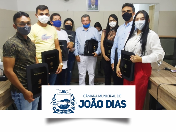 Leia mais sobre o artigo Câmara Municipal de João Dias/RN realiza a entrega de kits Carteira e Pasta aos vereadores deste Município.